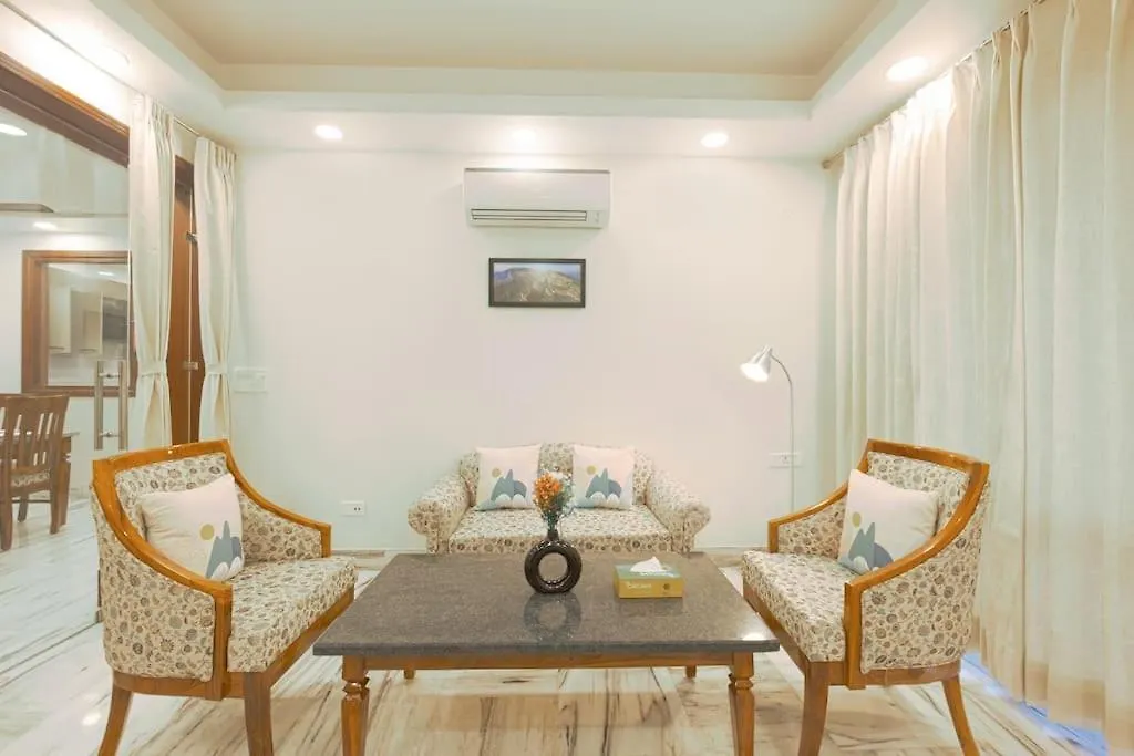 City Oasis W Bathtub N Balcony Γκουργκάον