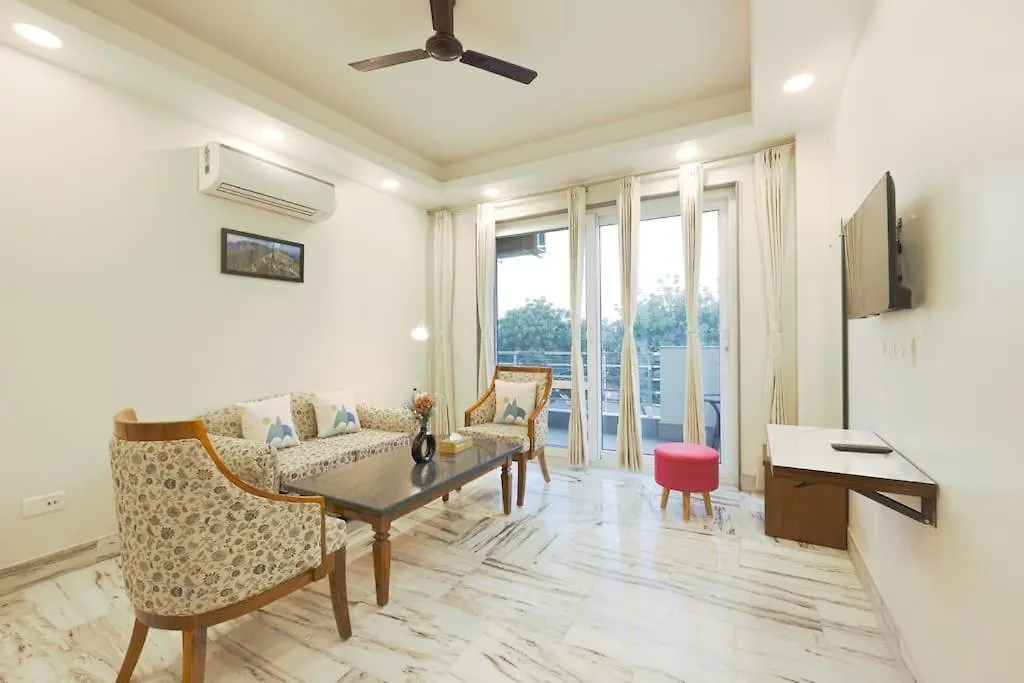 City Oasis W Bathtub N Balcony Γκουργκάον